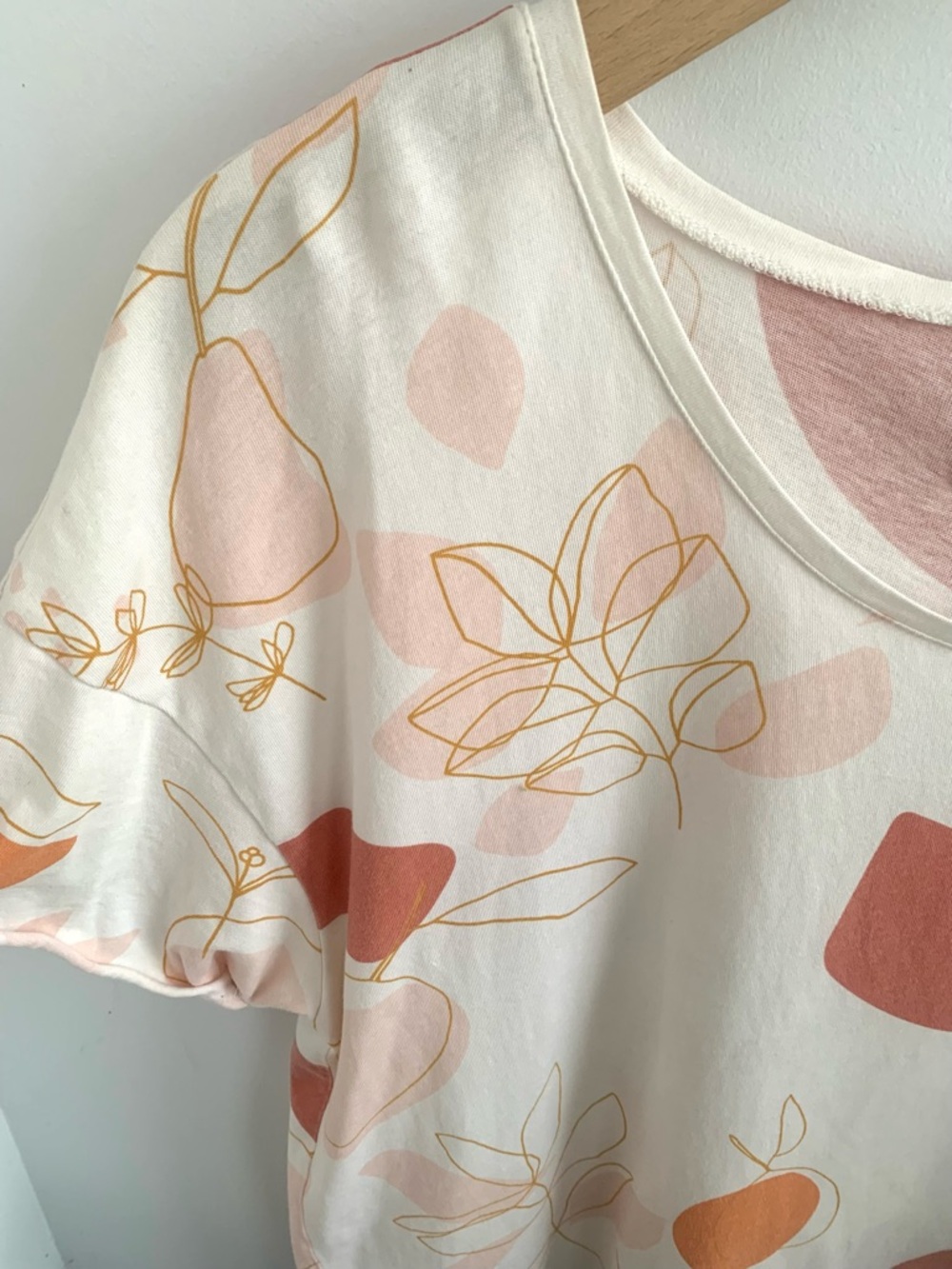 🇫🇷 Cream Short-Sleeve Tee with Rust Floral and Peach Motif - Picture 5 of 11